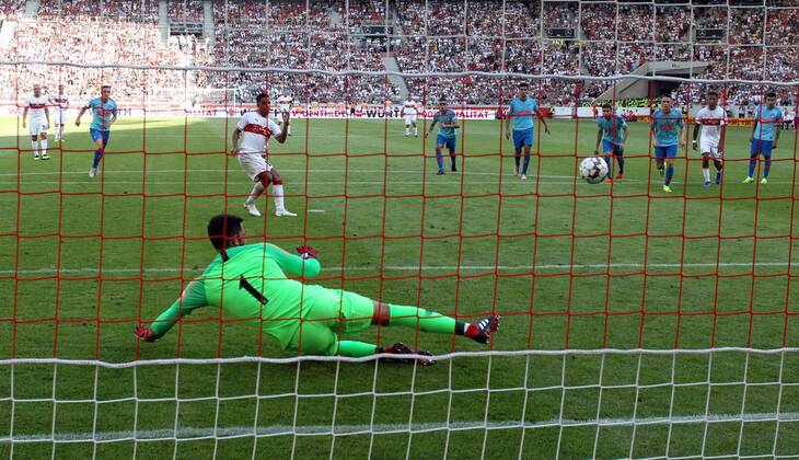 VfB Stuttgart Atletico Madrid Germany Stuttgart 05 08 2018 Football Bundesliga Season 2018 2019 Test match VfB Stuttgart Atlético Madrid Daniel Didavi VfB Stuttgart take the penalty spot to defeat Antonio Adan Atletico Madrid