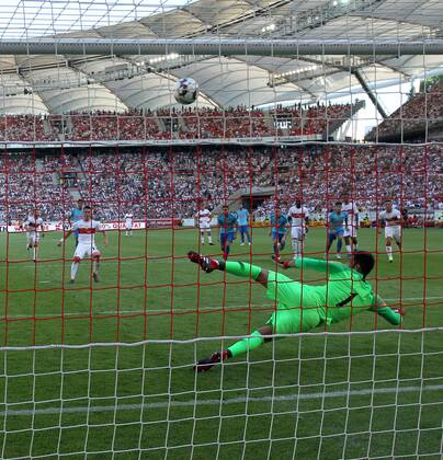 VfB Stuttgart Atletico Madrid Germany Stuttgart 05 08 2018 Football Bundesliga Season 2018 2019 Test match VfB Stuttgart Atletico Madrid Erik Thommy VfB Stuttgart shoots a penalty