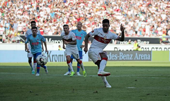 VfB Stuttgart Atletico Madrid Germany Stuttgart 05 08 2018 Football Bundesliga Season 2018 2019 Test match VfB Stuttgart Atlético Madrid Daniel Didavi VfB Stuttgart take the penalty spot to defeat Antonio Adan Atletico Madrid