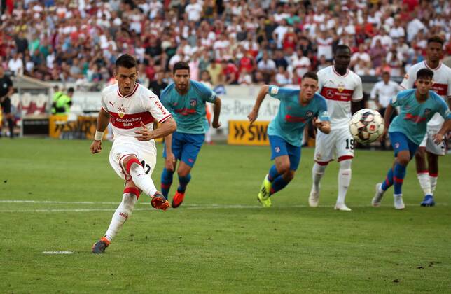 VfB Stuttgart Atletico Madrid Germany Stuttgart 05 08 2018 Football Bundesliga Season 2018 2019 Test match VfB Stuttgart Atletico Madrid Erik Thommy VfB Stuttgart shoots a penalty