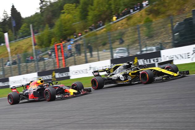 xekx 24 08 26 08 2018 FIA Formula 1 Championship Grand Prix of Belgium 2018 Grand Prix Belgium GP Belgian Pictured l Max Verstappen NED 33 Aston Martin Red Bull Racing Nico Hulkenberg GER 27 Renault Sport F1 Team Spa Francochamps Belgium eel-fotografie Eberhard Krieger