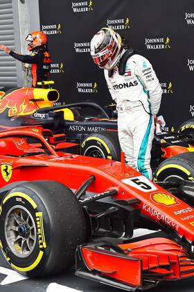 xekx 24 08 26 08 2018 FIA Formula 1 Championship Grand Prix of Belgium 2018 Grand Prix Belgium GP Belgian Pictured 2 place Lewis Hamilton GBR 44 Mercedes AMG Petronas Motorsport is watching Sebastian Vettel Ferrari at Spa Francochamps Belgium eel-fotografie Eberhard Krieger