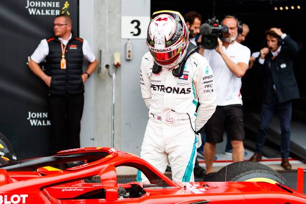 Lewis Hamilton Mercedes AMG Petronas Formula One team inspects the car of Sebastian Vettel Scuderia Ferrari Grand Prix of Belgium 2018 Motorsport Formula 1 26 08 2018 Belgian Grand Prix 2018 Motorsport Formula 1 26 08 2018 Spa Franchorchamps Copyright: xNeisx Eibner-Pressefotox EP_ans