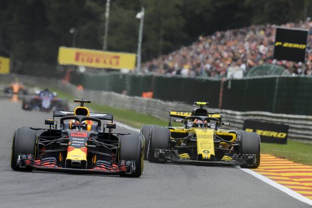 Motorsports: FIA Formula One World Championship WM Weltmeisterschaft 2018, Grand Prix of Belgium, 3 Daniel Ricciardo (AUS, Aston Martin Red Bull Racing), 55 Carlos Sainz jr. (ESP, Renault Formula One Team), Spa-Francorchamps Belgium