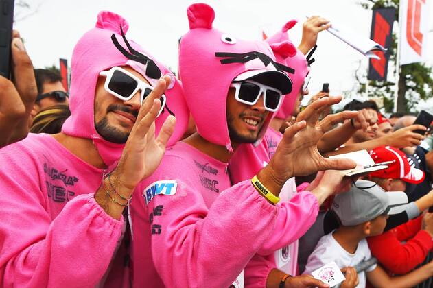 xekx 31 08 02 09 2018 FIA Formula 1 Championship Formula 1 Grand Prix of Italy 2018 GP Italia Monza Pictured here Esteban Ocon Fans in Pink Panther Clothing Monza Italy eel-fotografie Eberhard Krieger