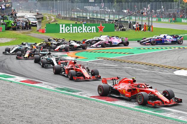 xekx 31 08 02 09 2018 FIA Formula 1 Championship Formula 1 Italian Grand Prix 2018 GP Italia Monza Pictured Start of the race Kimi Raikkonen FIN 7 Scuderia Ferrari behind Sebastian Vettel GER 5 Scuderia Ferrari and Lewis Hamilton GBR 44 Mercedes AMG Petronas Motorsport Monza Italy eel-fotografie Eberhard Krieger