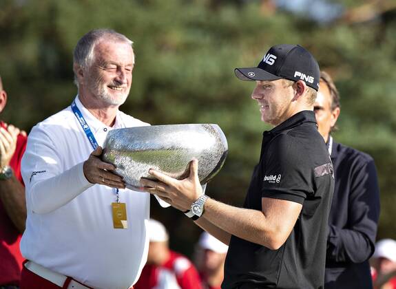 Vinder af af European Tour golfturneringen Made in Denmark, Matt Wallace fra England, faar trofaeet af Lars Larsen paa Silkeborg Golf Klub , soendag 1. september 2018.. , Silkeborg Jylland Denmark  Copyright: HenningxBagger HenningxBaggerx COP107 spdk20180902-181510-L
