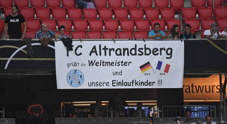 Football Men Season 2018 19 Nations League international match in Munich Germany France v l FC Altrandsberg greets the world champions and their Einlauflinder 06 09 2018 Copyright: xMatthiasxKochx
