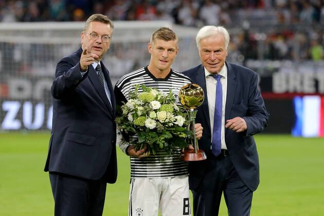 President Reinhard Grindel Germany Toni Kroos Germany Rainer Holzschuh Award Best player UEFA Nations League 2018 19 Germany vs France Germany vs France UEFA Nations League 2018 19 Football 06 09 2018 Muenchen Copyright: xEIBNER HarryxLangerx EP_HLR
