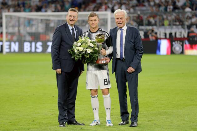President Reinhard Grindel Germany Toni Kroos Germany Rainer Holzschuh Award Best player UEFA Nations League 2018 19 Germany vs France Germany vs France UEFA Nations League 2018 19 Football 06 09 2018 Muenchen Copyright: xEIBNER HarryxLangerx EP_HLR