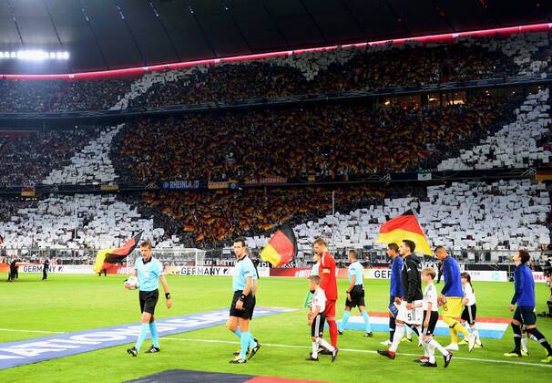 Football Men season 2018 19 Nations League international match in Munich Germany France 0 0 German fans form a heart 06.09.2018 when the teams arrive Copyright: xMatthiasxKochx