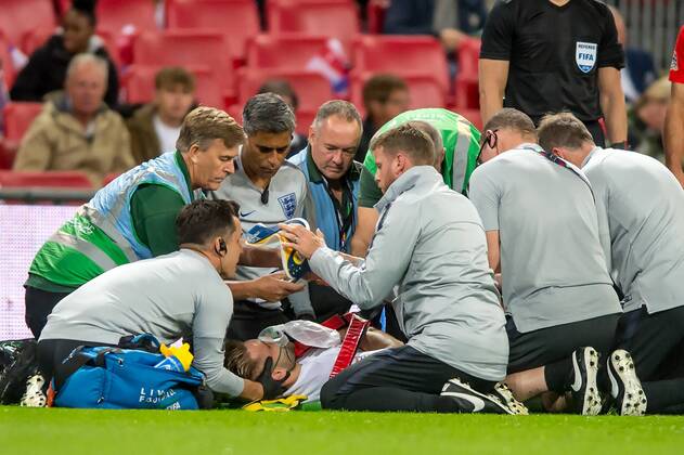 Sport Bilder des Tages September 8, 2018 - Luke Shaw of England lies injured after a crash with Dani Carvajal of Spain and receives medical treatment with an oxygen mask during the UEFA Nation League, Group 4, League A match between England and Spain at Wembley Stadium, London, England on 8 September 2018. Salvio Calabrese Soccer: England v Spain.UEFA Nation League Group Stage.8 9 2018 - ZUMAa181 20180908_zaa_a181_100 Copyright: xAFP7x
