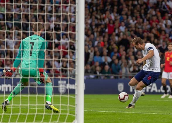 Football - 2018 2019 UEFA Nations League A - Group Four: England vs. Spain Harry Kane (England) prepares to strike at David de Gea (Spain) at Wembley Stadium. COLORSPORT DANIEL BEARHAM  csp_eng_spa_080918_