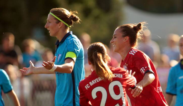 12.09.2018 Subotica(Serbia) ZFK Spartak Subotica-FC Bayern München UEFA women s football champions league round of 32 Gina Lewandowski(r) FC Bayern München celebrate behind Violeta Slovic(L) ZFK Spartak :