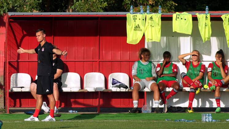 12.09.2018 Subotica(Serbia) ZFK Spartak Subotica-FC Bayern München UEFA women s football champions league round of 32 Thomas Wörle(L) FC Bayern München coach with reserves players Jacintha Weimar,Lineth Beerensteyn,Sydney Lohmann,Jovana Damnjanovic who protect from sun with t-shirts yellow markers on roof :