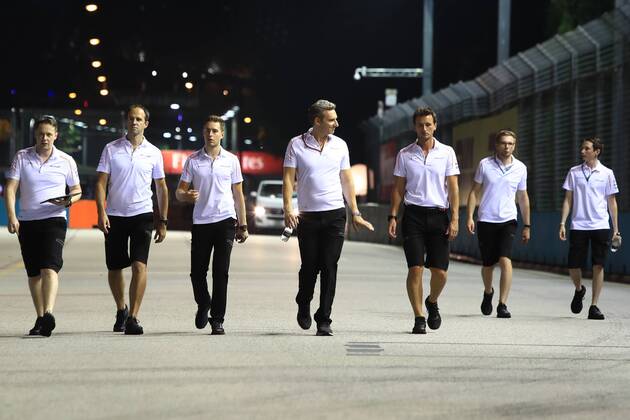 13th September 2018, Marina Bay Street Circuit, Singapore; Formula One Grand Prix of Singapore, driver arrivals and press conference PK Pressekonferenz McLaren, Stoffel Vandoorne walks the track  ActionPlus12061886 Octane