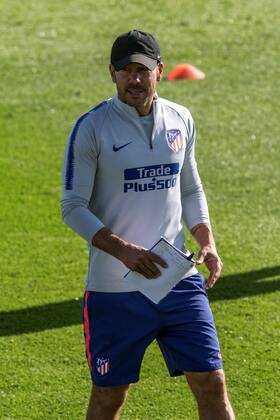 Atletico Madrid s Argentinian head coach, Diego Pablo Simeone, during a team s training session at Majadahonda Sports City in Madrid, Spain, 14 September 2018. Atletico Madrid will face Eibar in a Spanish Primera Division soccer match the upcoming 15 September. Training session !ACHTUNG: NUR REDAKTIONELLE NUTZUNG!  Copyright: xRodrigoxJimenezx GRAF2585 20180914-636725209159170073