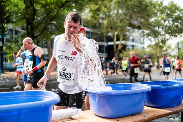 Berlin Germany 16 09 2018 A runner refreshes himself at the Berlin Marathon 2018