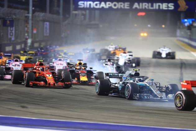 16th September 2018, Marina Bay Street Circuit, Singapore; Formula One Grand Prix of Singapore, race day; Mercedes AMG Petronas Motorsport, Valtteri Bottas locks up into turn 1  ActionPlus12063100 Octane