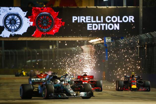 Motorsports: FIA Formula One World Championship WM Weltmeisterschaft 2018, Grand Prix of Singapore, 5 Sebastian Vettel (GER, Scuderia Ferrari), 33 Max Verstappen (NLD, Aston Martin Red Bull Racing), 44 Lewis Hamilton (GBR, Mercedes AMG Petronas Motorsport), Singapore Singapore