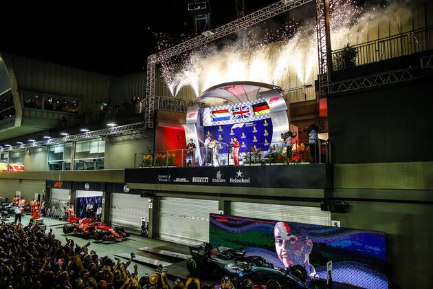 Motorsports: FIA Formula One World Championship WM Weltmeisterschaft 2018, Grand Prix of Singapore, 44 Lewis Hamilton (GBR, Mercedes AMG Petronas Motorsport), 5 Sebastian Vettel (GER, Scuderia Ferrari), 33 Max Verstappen (NLD, Aston Martin Red Bull Racing), Singapore Singapore