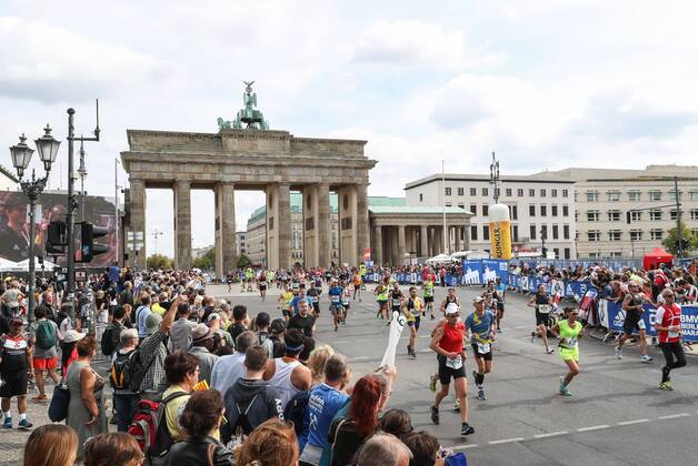 (180916) -- BERLIN, Sept. 16, 2018 -- Runners pass Brandenburg Gate during the Berlin Marathon 2018 in Berlin, capital of Germany, on Sept. 16, 2018. The Berlin Marathon 2018 kicked off in Berlin on Sunday. Eliud Kipchoge from Kenya won the men s title with a new world record of 2:01:39. Women s title fell on Kenya s Gladys Cherono with a result of 2:18:11. ) (SP)GERNAMY-BERLIN-BERLIN MARATHON 2018 ShanxYuqi 