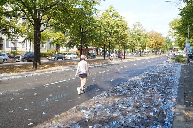 16 09 2018 Berlin Germany GER 45 BMW BERLIN MARATHON Hohenzollerndamm District Wilmersdorf Plasstikmüll