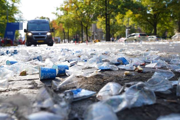 16 09 2018 Berlin Germany GER 45 BMW BERLIN MARATHON Hohenzollerndamm district Wilmersdorf plastic waste