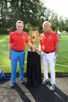 17 09 2018 ENG Hanau Golf Club Hanau Wilhelmsbad Eintracht Frankfurt Golf Open Sparkasse chief Robert Restani and Hans Jürgen Müller Founder of the Frankfurt communication agency Metropress DFL regulations prohibit any use of photographs as image sequences or quasi video