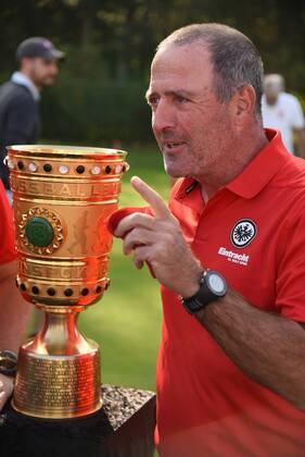 17 09 2018 GER Hanau Golf Club Hanau Wilhelmsbad Eintracht Frankfurt Golf Open Eintracht Frankfurt Legend Uwe leg with the DFB Cup DFL regulations prohibit any use of images as image sequences and or quasi video