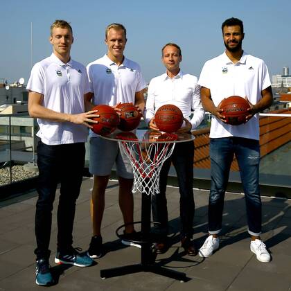 Basketball Men 1 Bundesliga Season 2018 19 Press Conference for the start of the season Niels Giffey Nr 5 Alba Berlin Luke Sikma Nr 43 Alba Berlin Alba President Dr Axel Schweitzer Johannes Thiemann Nr 32 Alba Berlin 19 09 18 Copyright: xMichaelxHundtx xMatthiasxKochx