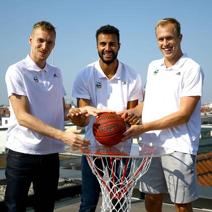 Basketball Men 1 Bundesliga Season 2018 19 Press Conference for the start of the season Niels Giffey No. 5 Alba Berlin Johannes Thiemann No. 32 Alba Berlin Luke Sikma No. 43 Alba Berlin 19 09 18 Copyright: xMichaelxHundtx xMatthiasxKochx