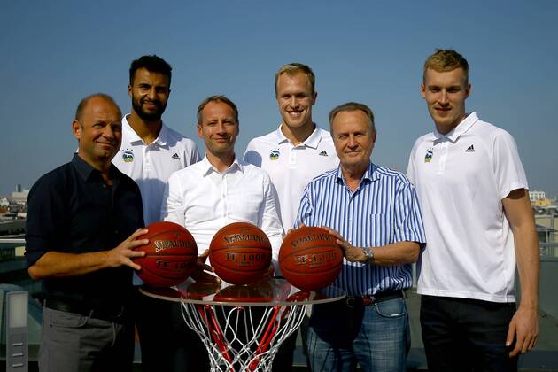 Basketball Men 1 Bundesliga Season 2018 19 Press Conference for the start of the season Managing Director Marco Baldi Alba Berlin Johannes Thiemann No. 32 Alba Berlin Alba President Dr Axel Schweitzer Luke Sikma Nr 43 Alba Berlin Head Coach Aito Garcia Reneses Alba Berlin Niels Giffey Nr 5 Alba Berlin 19 09 18 Copyright: xMichaelxHundtx xMatthiasxKochx