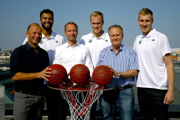 Basketball Men 1 Bundesliga Season 2018 19 Press Conference for the start of the season Managing Director Marco Baldi Alba Berlin Johannes Thiemann No. 32 Alba Berlin Alba President Dr Axel Schweitzer Luke Sikma Nr 43 Alba Berlin Head Coach Aito Garcia Reneses Alba Berlin Niels Giffey Nr 5 Alba Berlin 19 09 18 Copyright: xMichaelxHundtx xMatthiasxKochx