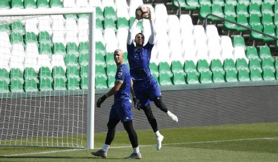 Entrenamiento del Betis. En la imagen, Pau López y Joel Robles. Betis training session. In this picture, Pau López and Joel Robles.