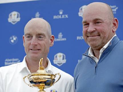 European team captain for the Ryder Cup, Danish Thomas Bjorn (R), shakes hands with his US counterpart, Jim Furyk (L), during a press conference PK Pressekonferenz held in Versailles, France, 24 September 2018. Ryder Cup 2018 !ACHTUNG: NUR REDAKTIONELLE NUTZUNG!  Copyright: xLUISxTEJIDOx GRAF1414 20180924-636734066415778518