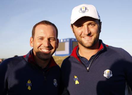 Spanish Sergio Garcia (L) and Jon Rham, European Ryder Cup team members, pose during the Ryder Cup 2018 at The Golf National in Guyancourt, near Paris, France, 25 September 2018. The Ryder Cup 2018 runs from 25 to 30 September. RYDER CUP !ACHTUNG: NUR REDAKTIONELLE NUTZUNG!  Copyright: xLUISxTEJIDOx GRAF1610 20180925-636734709119566884