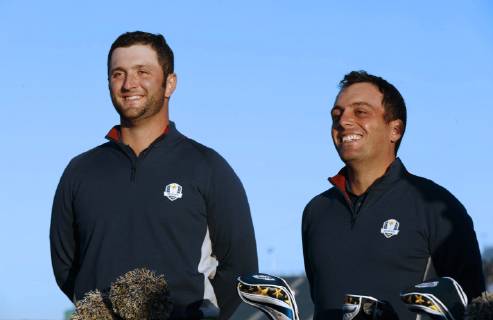 Spanish Jon Rham (L) and Italian Francesco Molinari pose during the presentation of European Ryder Cup team 2018 at The Golf National in Guyancourt, near Paris, France, 25 September 2018. The Ryder Cup 2018 runs from 25 to 30 September. RYDER CUP !ACHTUNG: NUR REDAKTIONELLE NUTZUNG!  Copyright: xLUISxTEJIDOx GRAF1625 20180925-636734711053485509