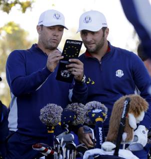 Spanish Jon Rahm (R) during a practice session for the Ryder Cup 2018 at The Golf National in Saint Quentin-En-Yvelines, near Paris, France, 25 September 2018. The Ryder Cup 2018 runs from 25 to 30 September. RYDER CUP !ACHTUNG: NUR REDAKTIONELLE NUTZUNG!  Copyright: xLUISxTEJIDOx GRAF1934 20180925-636734823075285919