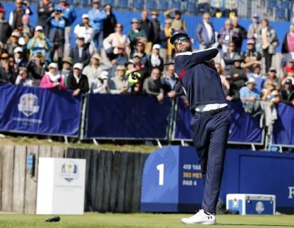 US swimmer Michael Phelps during a practice session for the Ryder Cup 2018 at The Golf National in Saint Quentin-En-Yvelines, near Paris, France, 25 September 2018. The Ryder Cup 2018 runs from 25 to 30 September. RYDER CUP !ACHTUNG: NUR REDAKTIONELLE NUTZUNG!  Copyright: xLUISxTEJIDOx GRAF2118 20180925-636734918150212778