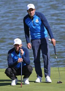 Sport Bilder des Tages Alessandro Del Piero (L) and Luis Figo line up a shot during a Ryder Cup 2018 celebrity tournament at Le Golf National in Guyancourt near Paris on September 25, 2018. The three-day main event Ryder Cup featuring Team USA versus Team Europe starts Friday, September 28th.  PAR20180925090 DAVIDxSILPA