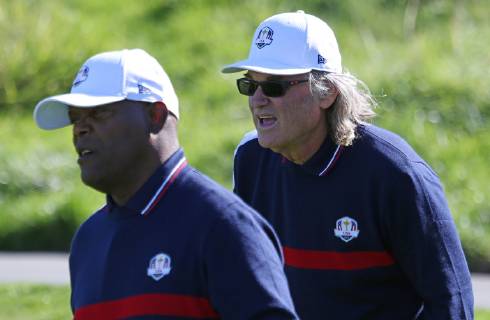 Sport Bilder des Tages Samuel L. Jackson (L) and Kurt Russell line up a shot during a Ryder Cup 2018 celebrity tournament at Le Golf National in Guyancourt near Paris on September 25, 2018. The three-day main event Ryder Cup featuring Team USA versus Team Europe starts Friday, September 28th.  PAR20180925099 DAVIDxSILPA