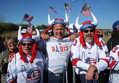 Sport Bilder des Tages Team USA fans watch a Ryder Cup 2018 practice session at Le Golf National in Guyancourt near Paris on September 26, 2018. The three-day tournament features Team USA versus Team Europe and starts Friday, September 28th.  PAR20180926054 DAVIDxSILPA