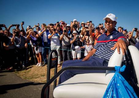 2018 Ryder Cup Practice Day, Albatros Course, Le Golf National, Saint-Quentin-en-Yvelines, Paris 27 9 2018 Fans watch on as Tiger Woods passes by in a buggy Fans watch on as Tiger Woods passes by in a buggy 27 9 2018  Copyright: x©INPHO OisinxKeniryx MT2_8006