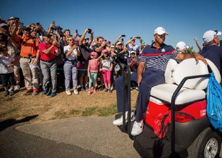2018 Ryder Cup Practice Day, Albatros Course, Le Golf National, Saint-Quentin-en-Yvelines, Paris 27 9 2018 Fans watch on as Tiger Woods passes by in a buggy Fans watch on as Tiger Woods passes by in a buggy 27 9 2018  Copyright: x©INPHO OisinxKeniryx MT2_8010