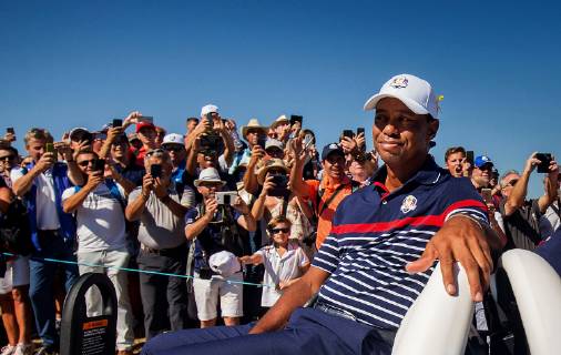 2018 Ryder Cup Practice Day, Albatros Course, Le Golf National, Saint-Quentin-en-Yvelines, Paris 27 9 2018 Fans watch on as Tiger Woods passes by in a buggy Fans watch on as Tiger Woods passes by in a buggy 27 9 2018  Copyright: x©INPHO OisinxKeniryx inpho_01429396A