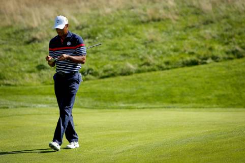 2018 Ryder Cup Practice Day, Albatros Course, Le Golf National, Saint-Quentin-en-Yvelines, Paris 27 9 2018 USA s Tiger Woods cleans his club Tiger Woods cleans his club 27 9 2018 Copyright: x©INPHO OisinxKeniryx MT2_8100