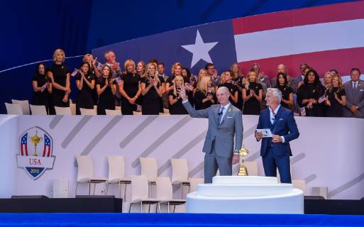Golf, Ryder Cup, Eröffnungsfeier David Ginola ( presentateur ) - Jim Furyk ( entraineur Etats Unis ) GOLF : Cup Ryder 2018 - St Quentin en Yvelines - 27 09 2018 FedericoPestellini Panoramic 