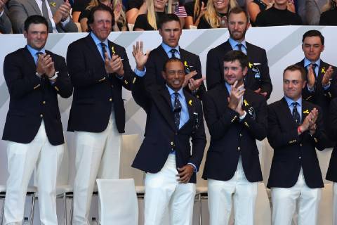 Golf, Ryder Cup, Eröffnungsfeier Tiger Woods acknowledges the crowd during the Ryder Cup 2018 Opening Ceremony at Le Golf National in Guyancourt near Paris on September 26, 2018. The Ryder Cup takes place every two years and features Team USA versus Team Europe, with venues alternating between the U.S and Europe each competition.  PAR20180927018 DAVIDxSILPA