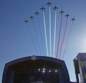 Golf, Ryder Cup, Eröffnungsfeier French military jets fly over the stage during the Ryder Cup 2018 Opening Ceremony at Le Golf National in Guyancourt near Paris on September 26, 2018. The Ryder Cup takes place every two years and features Team USA versus Team Europe, with venues alternating between the U.S and Europe each competition.  PAR20180927022 DAVIDxSILPA